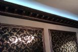 Bandeja de luz indirecta sobre moldura escocia decorada .