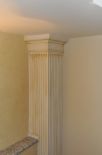 Columna estriada con capitel liso.