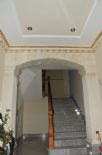 Arco liso con columnas estriadas.