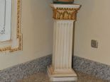 Columna cuadrada estriada corintia.
