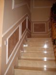 Subida escalera con moldura en guardapolvo.