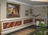 Decoracion con molduras en pared.