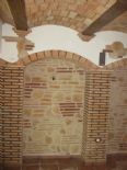 Pilares y pared en piedra.