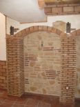 Pilares y pared en piedra.