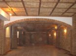 Arco de escayola y revestimiento de ladrillo macizo.