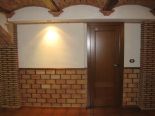 Pilares y pared en piedra.