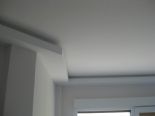 Techo pladur y bandeja de luz indirecta.